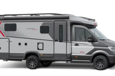 Seitenansicht des Dethleffs Globebus Performance 4x4 Wohnmobils mit Allradantrieb und moderner Lackierung