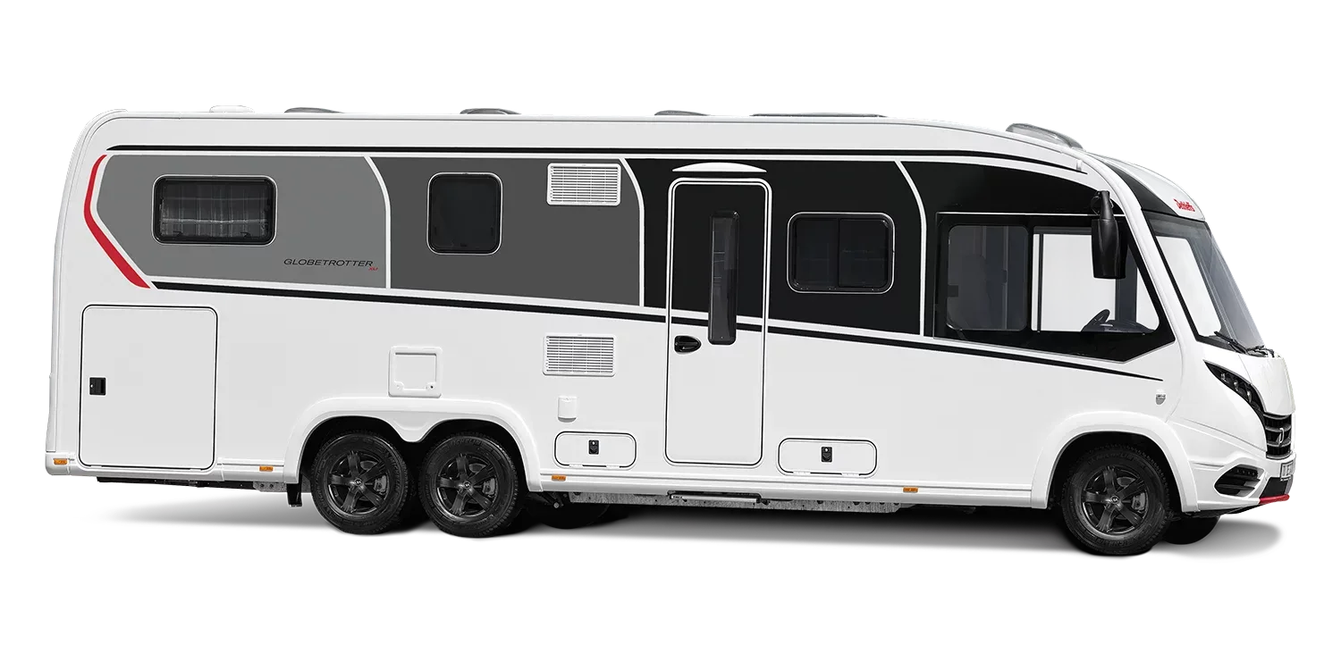 Seitenansicht des Dethleffs Globetrotter XL I Wohnmobils mit markanter Panoramawindschutzscheibe und modernem Design.