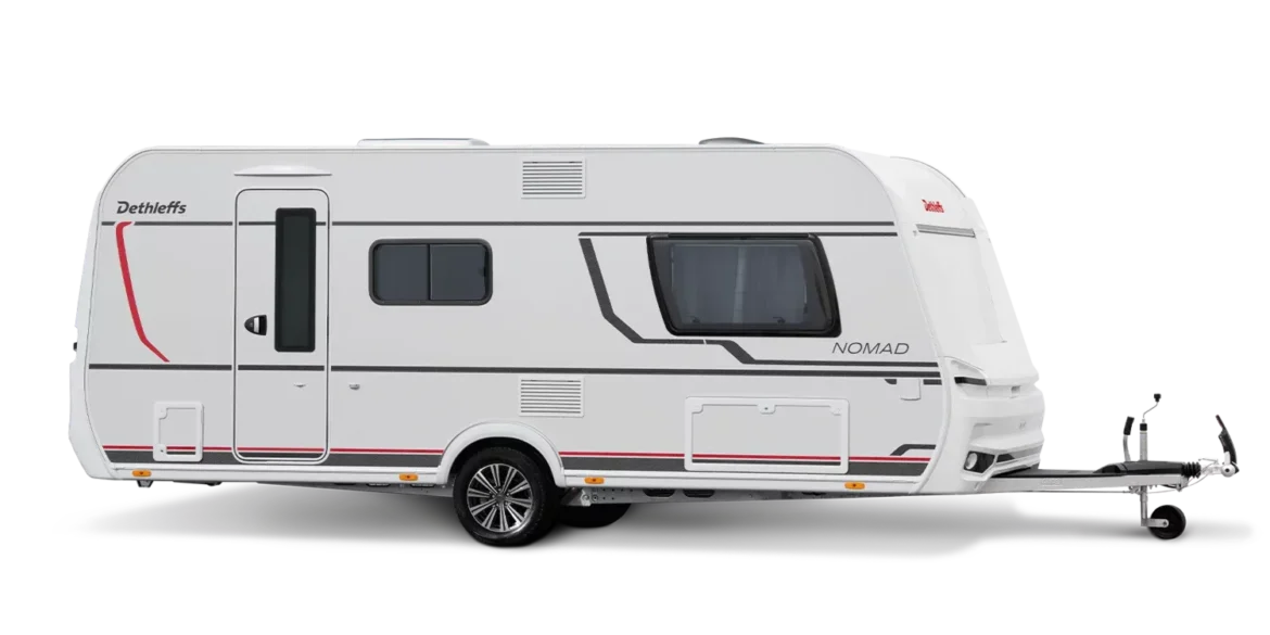 Seitenansicht eines Dethleffs Nomad Wohnwagens mit markanten Linien und großen Fenstern