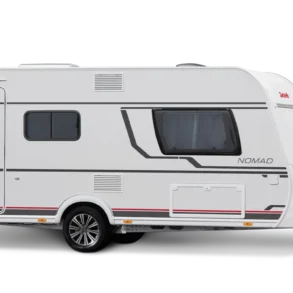 Seitenansicht eines Dethleffs Nomad Wohnwagens mit markanten Linien und großen Fenstern