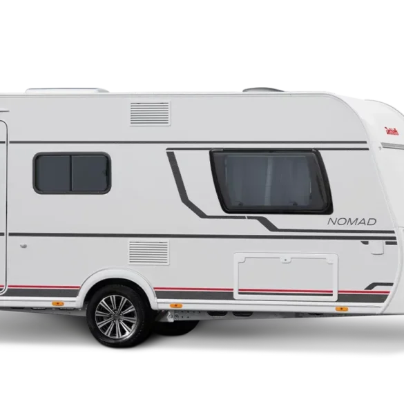 Seitenansicht eines Dethleffs Nomad Wohnwagens mit markanten Linien und großen Fenstern