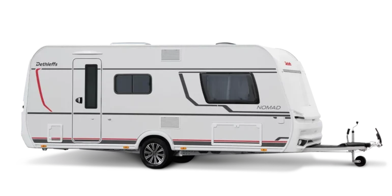 Seitenansicht eines Dethleffs Nomad Wohnwagens mit markanten Linien und großen Fenstern