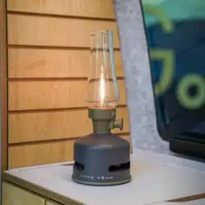 MoriMori LED-Leuchte mit Glas-Lampenschirm und Bluetooth-Lautsprecher auf einem Tisch im Campervan
