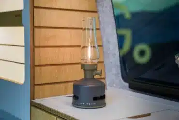 MoriMori LED-Leuchte mit Glas-Lampenschirm und Bluetooth-Lautsprecher auf einem Tisch im Campervan
