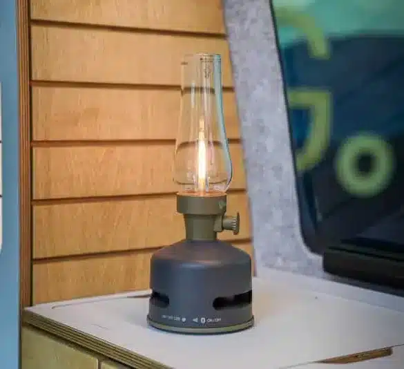 MoriMori LED-Leuchte mit Glas-Lampenschirm und Bluetooth-Lautsprecher auf einem Tisch im Campervan