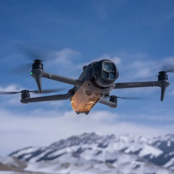 DJI Mavic 4 Pro Drohne fliegt vor verschneiten Bergen und blauem Himmel