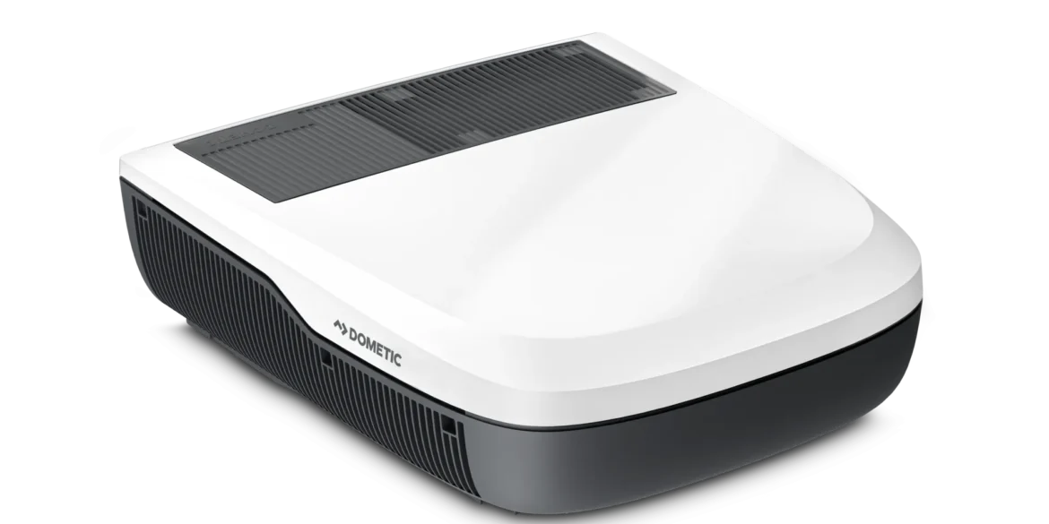 Dometic FreshJet FJX4 2200 Dachklimaanlage in weiß mit schwarzem Lüftungsgitter, freigestellt vor schwarzem Hintergrund