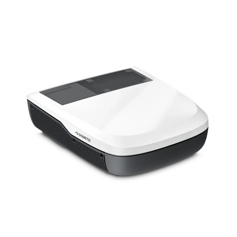 Dometic FreshJet FJX4 2200 Dachklimaanlage in weiß mit schwarzem Lüftungsgitter, freigestellt vor schwarzem Hintergrund