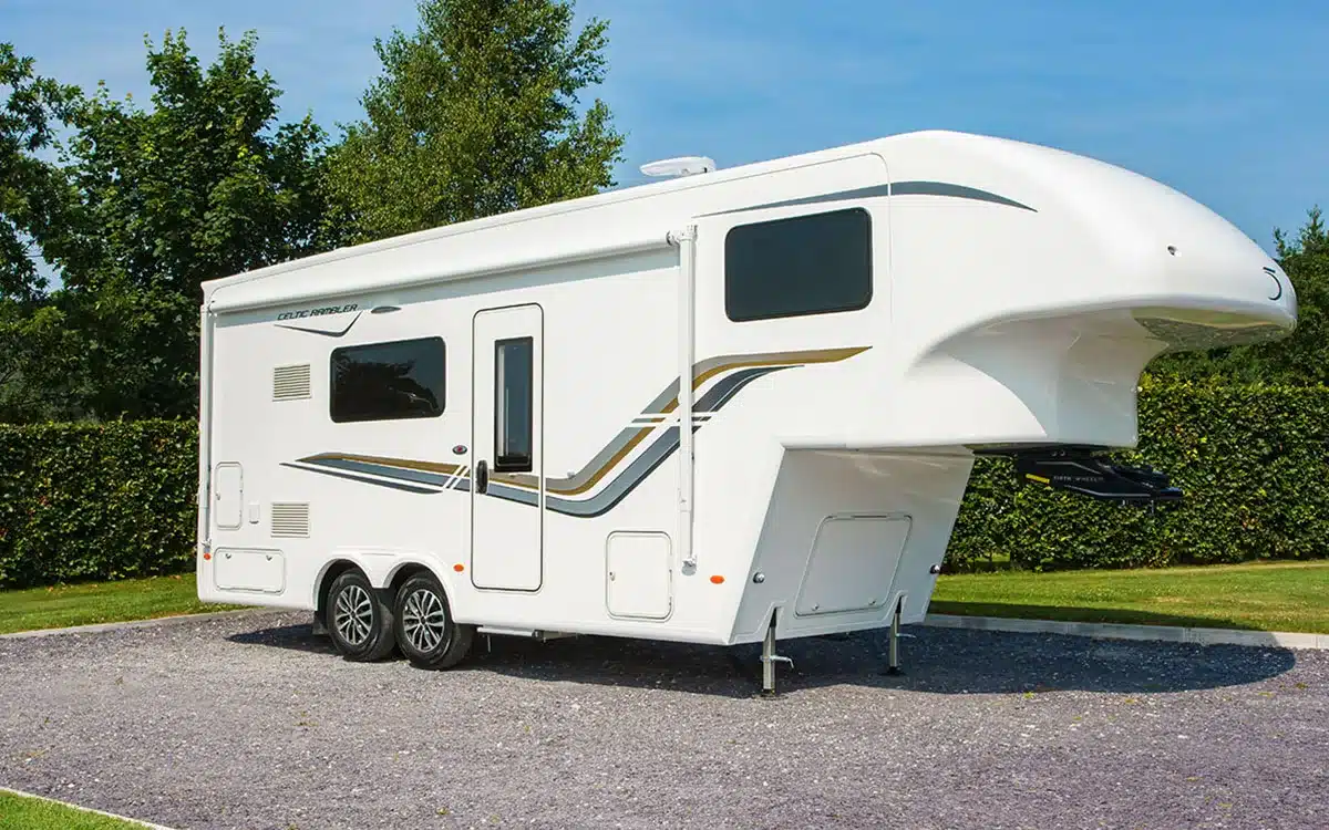 Dreamseeker Fifth Wheel Caravan auf einem Campingplatz mit ausgefahrener Markise und moderner Ausstattung