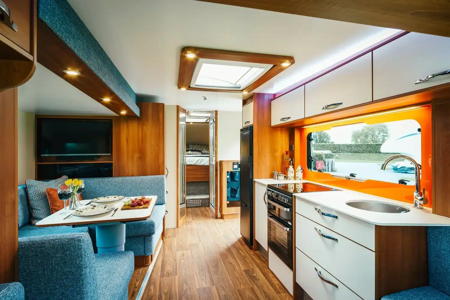 Innenansicht des Dreamseeker Fifth Wheel Caravan mit Küche, Essbereich und Blick ins Schlafzimmer