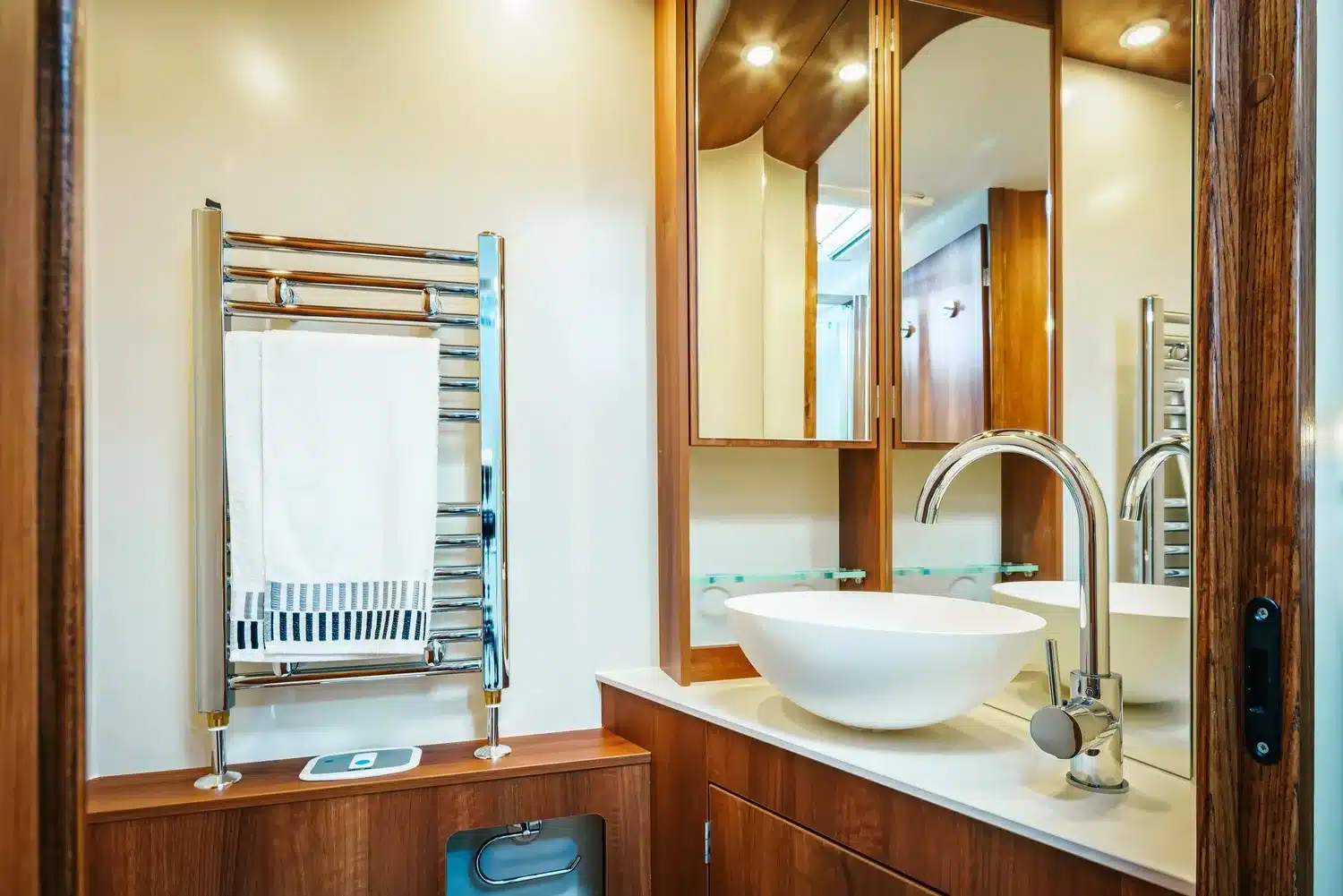 Badezimmer im Dreamseeker Fifth Wheel Caravan mit Handtuchheizkörper, Waschtisch und Spiegel