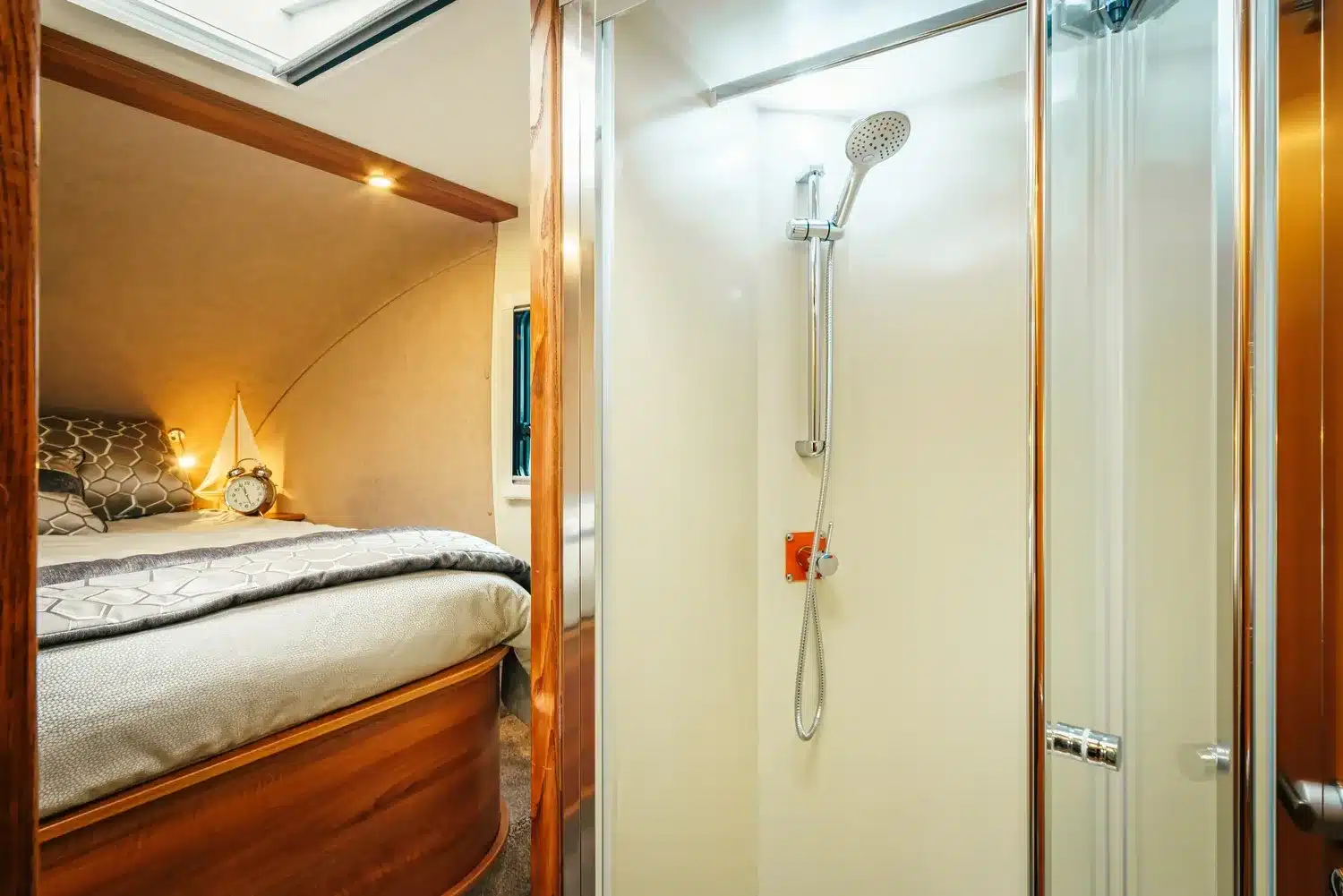 Innenansicht des Dreamseeker Fifth Wheel Caravan mit Blick auf das gemütliche Schlafzimmer und die separate Dusche im Badezimmer