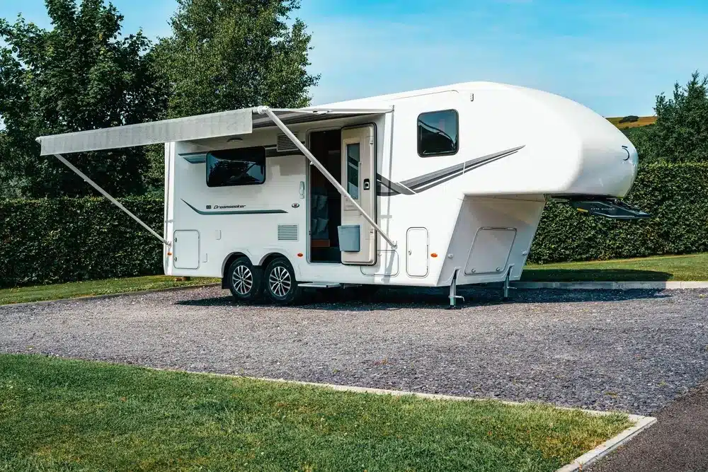 Dreamseeker Fifth Wheel Caravan mit ausgefahrener Markise auf einem Campingplatz
