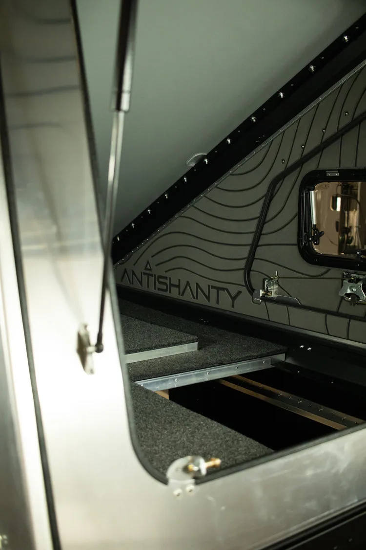 Innenansicht eines DWELL SHELL Truck Campers mit isolierter Hartschale und Stauraum