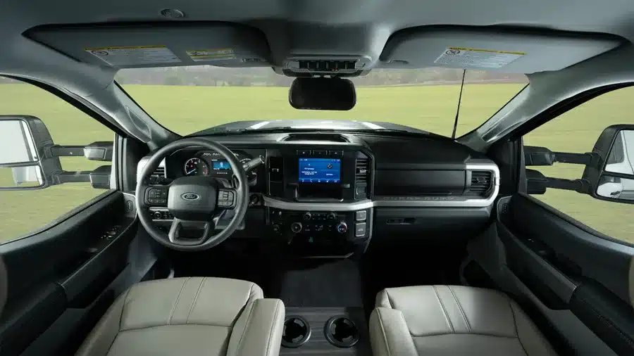 Innenansicht des Cockpits eines Entegra Coach Esteem XL auf Ford F-550/F-600 Chassis mit moderner Ausstattung