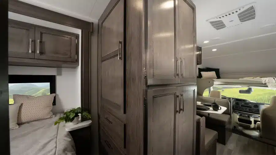 Blick in den Innenraum eines Entegra Coach Esteem XL mit Schlafbereich, großen Schränken und Fahrerhaus