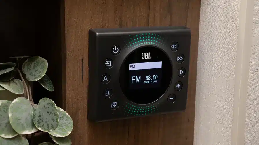 JBL-Bedieneinheit für das Audiosystem im Holzdekor eines Entegra Coach Esteem XL