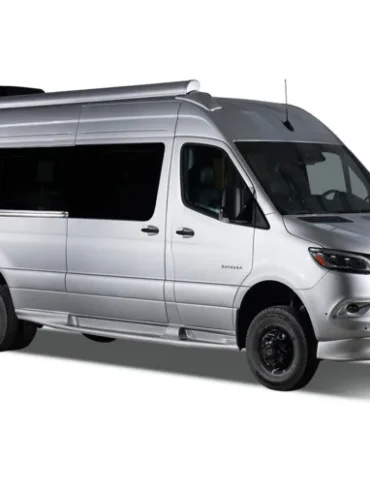 Entegra Insignia Executive Van auf Basis des Mercedes-Benz Sprinter 3500 XD in silberner Lackierung