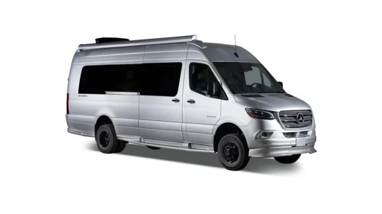 Entegra Insignia Executive Van auf Basis des Mercedes-Benz Sprinter 3500 XD in silberner Lackierung