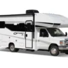 Seitenansicht des Entegra Odyssey SE Wohnmobils auf Ford-Chassis mit Alkoven-Aufbau