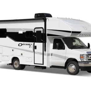 Seitenansicht des Entegra Odyssey SE Wohnmobils auf Ford-Chassis mit Alkoven-Aufbau