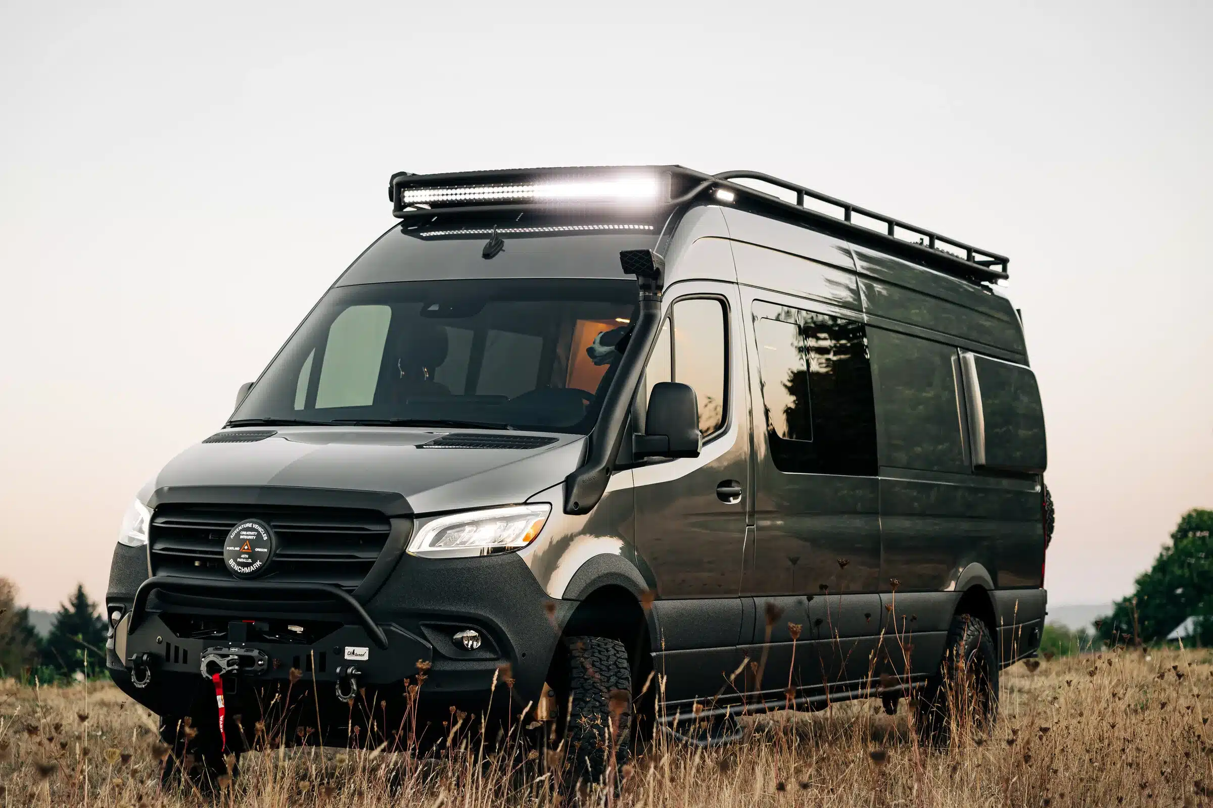 Eskadi 4x4 Sprinter Expeditionsfahrzeug auf Basis eines Mercedes Sprinter 170 4x4 mit Offroad-Umbauten auf einer Wiese