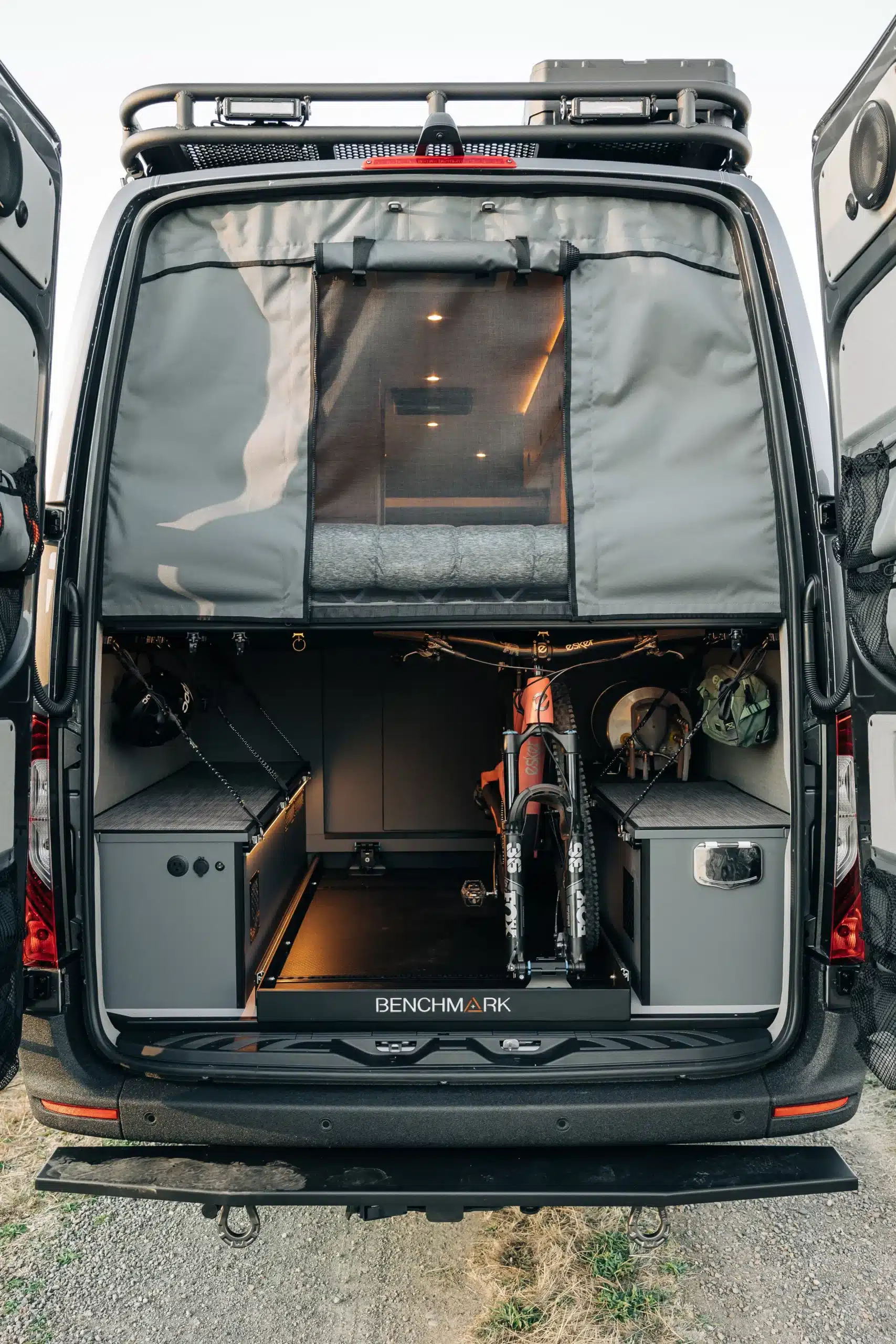 Blick in die geöffnete Heckgarage eines Eskadi 4x4 Sprinter mit Fahrrad, Stauraum und Innenausbau