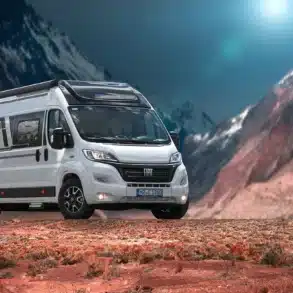 Weißer Eura Mobil Van auf Fiat Ducato Basis steht vor einer beeindruckenden Berglandschaft