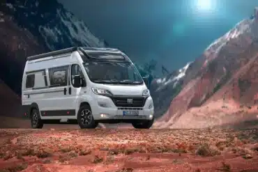 Weißer Eura Mobil Van auf Fiat Ducato Basis steht vor einer beeindruckenden Berglandschaft
