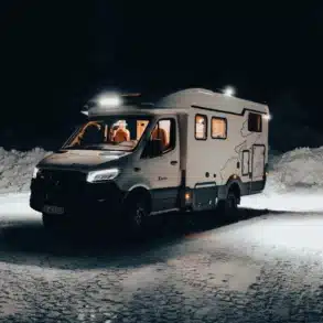 Eura Mobil Xtura 4x4-Fernreisemobil, beleuchtet, steht nachts auf verschneitem Untergrund