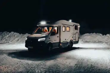 Eura Mobil Xtura 4x4-Fernreisemobil, beleuchtet, steht nachts auf verschneitem Untergrund