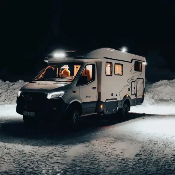 Eura Mobil Xtura 4x4-Fernreisemobil, beleuchtet, steht nachts auf verschneitem Untergrund