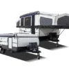 Zwei Flagstaff Tent Zeltcamper, einer im Transportmodus und einer mit ausgefahrenem Dach und Schlafbereich