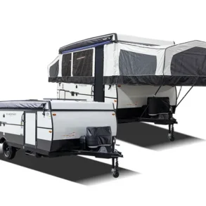 Zwei Flagstaff Tent Zeltcamper, einer im Transportmodus und einer mit ausgefahrenem Dach und Schlafbereich