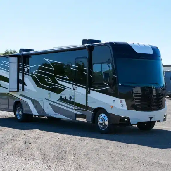 Forest River FR3 Plus Class-A-Motorhome mit Vollkörperlackierung und Slideout auf einem Parkplatz bei Tageslicht