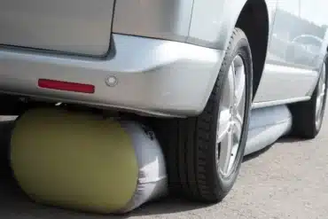 Detailaufnahme einer aufblasbaren Bodenschürze GentleTent Seal Tube, die unter einem silbernen Wohnmobil montiert ist