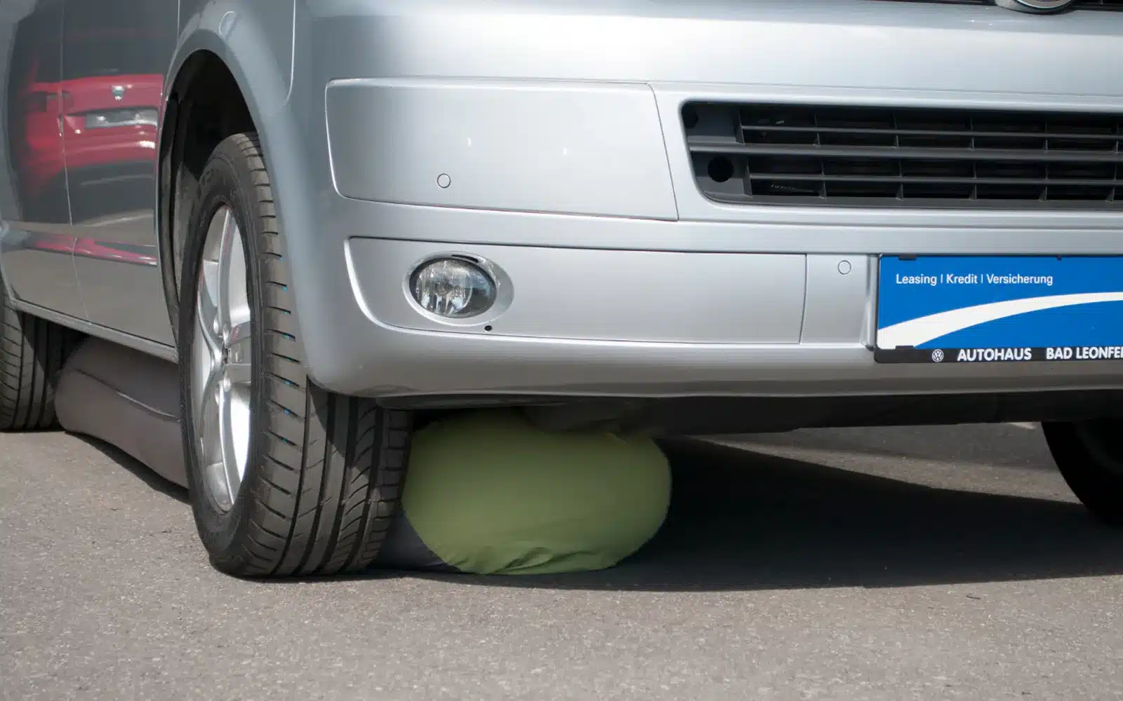 Silberner Campervan mit montierter aufblasbarer Bodenschürze GentleTent Seal Tube, die unter dem Fahrzeug angebracht ist