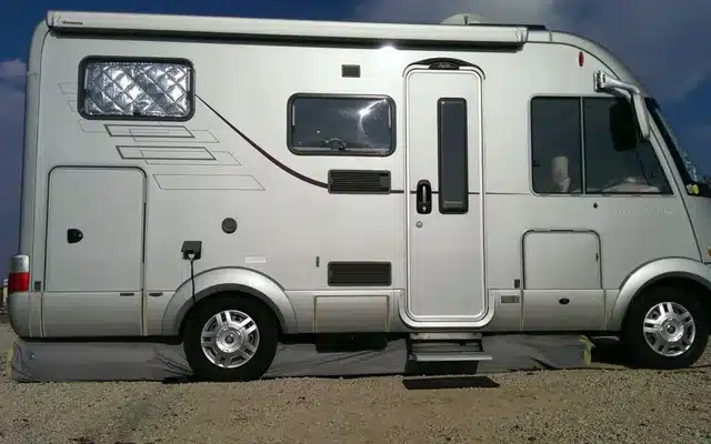 Wohnmobil mit montierter aufblasbarer Bodenschürze GentleTent Seal Tube auf einem Campingplatz
