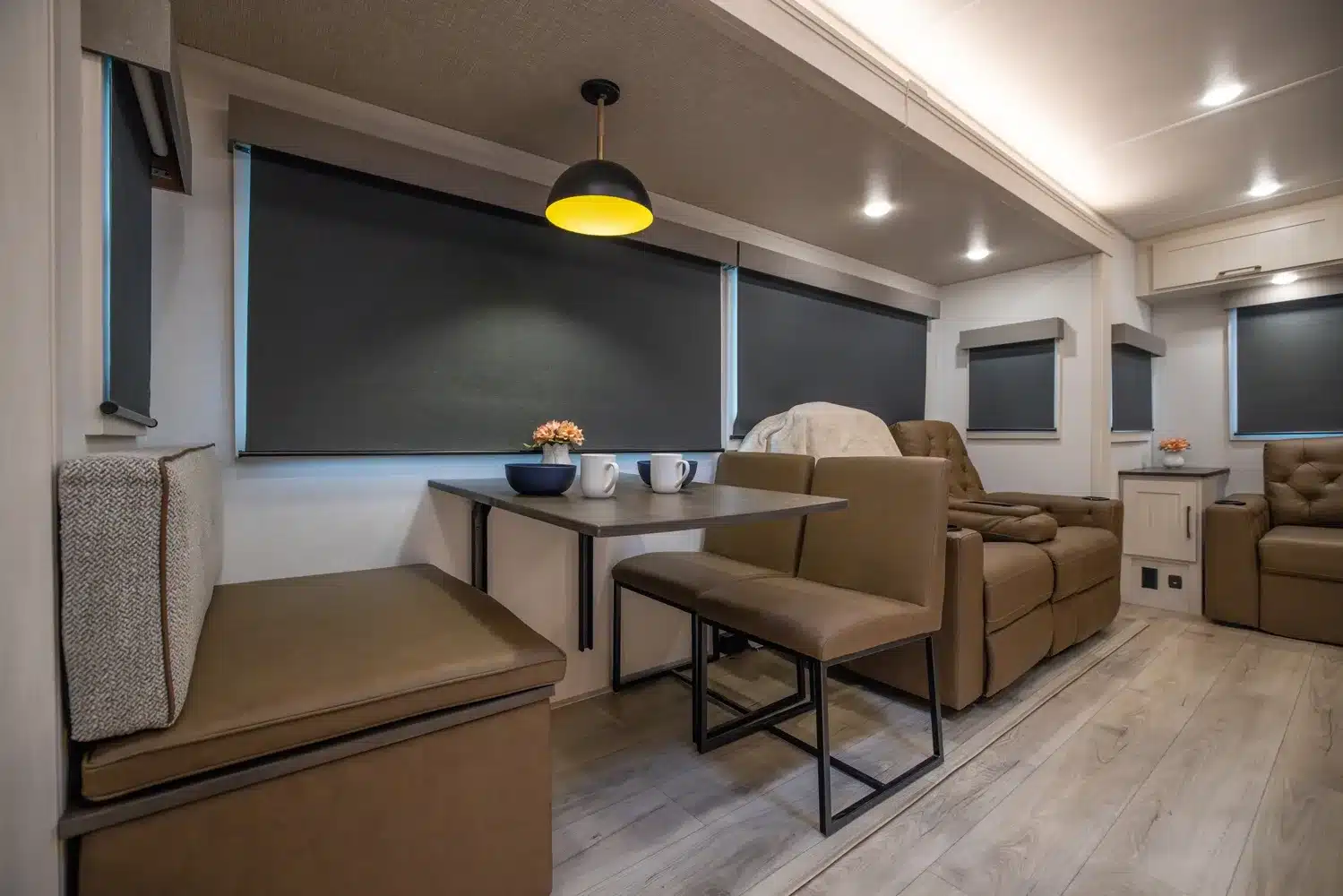 Wohnbereich mit Sitzgruppe, Tisch und bequemen Sesseln im Grand Surveyor 305RLBS Travel Trailer