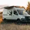 Hailstone Expeditionsfahrzeug auf Mercedes Sprinter 144 AWD Basis im Sonnenuntergang auf einer Wiese