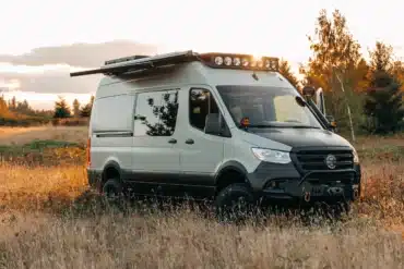 Hailstone Expeditionsfahrzeug auf Mercedes Sprinter 144 AWD Basis im Sonnenuntergang auf einer Wiese