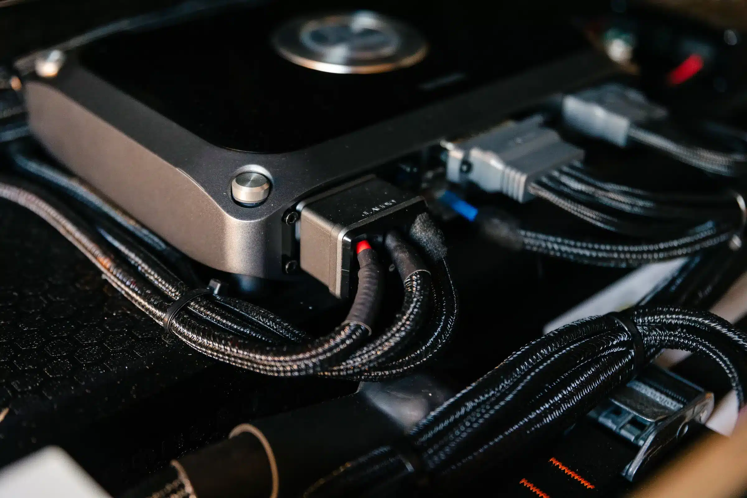 Lithium-Batteriesystem mit Kabelmanagement im Hailstone Mercedes Sprinter 144 AWD