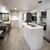 Innenansicht des Heartland 31BROK Travel Trailers mit Kücheninsel, Sitzgruppe und modernen Einbauten