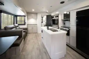 Innenansicht des Heartland 31BROK Travel Trailers mit Kücheninsel, Sitzgruppe und modernen Einbauten