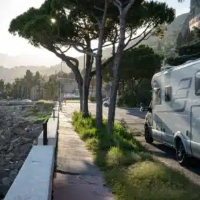 HYMER B-Klasse MasterLine T teilintegriertes Wohnmobil auf Mercedes-Benz Sprinter an einer Küstenstraße mit Blick aufs Meer