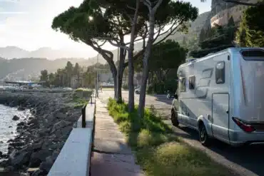 HYMER B-Klasse MasterLine T teilintegriertes Wohnmobil auf Mercedes-Benz Sprinter an einer Küstenstraße mit Blick aufs Meer