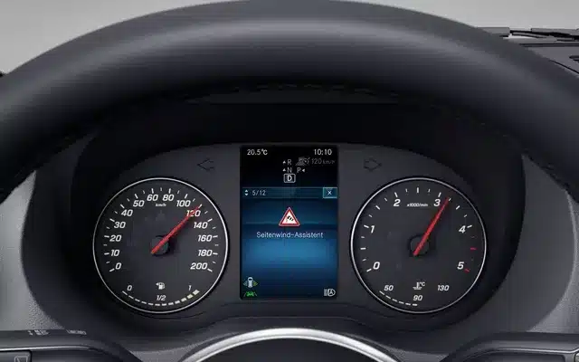 Tachometer und Multifunktionsdisplay mit Seitenwind-Assistent im Cockpit eines HYMER B-Klasse MasterLine T auf Mercedes-Benz Sprinter-Basis