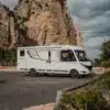 HYMER B-Klasse ModernComfort I Wohnmobil geparkt vor einer Felslandschaft bei bewölktem Himmel
