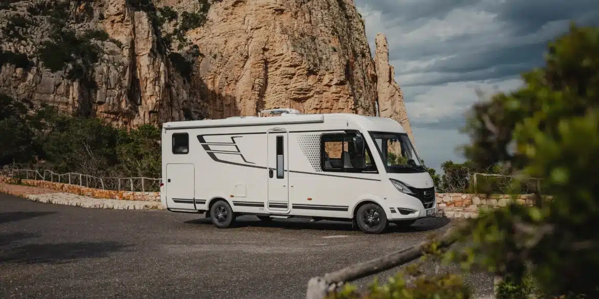 HYMER B-Klasse ModernComfort I Wohnmobil geparkt vor einer Felslandschaft bei bewölktem Himmel