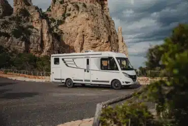 HYMER B-Klasse ModernComfort I Wohnmobil geparkt vor einer Felslandschaft bei bewölktem Himmel